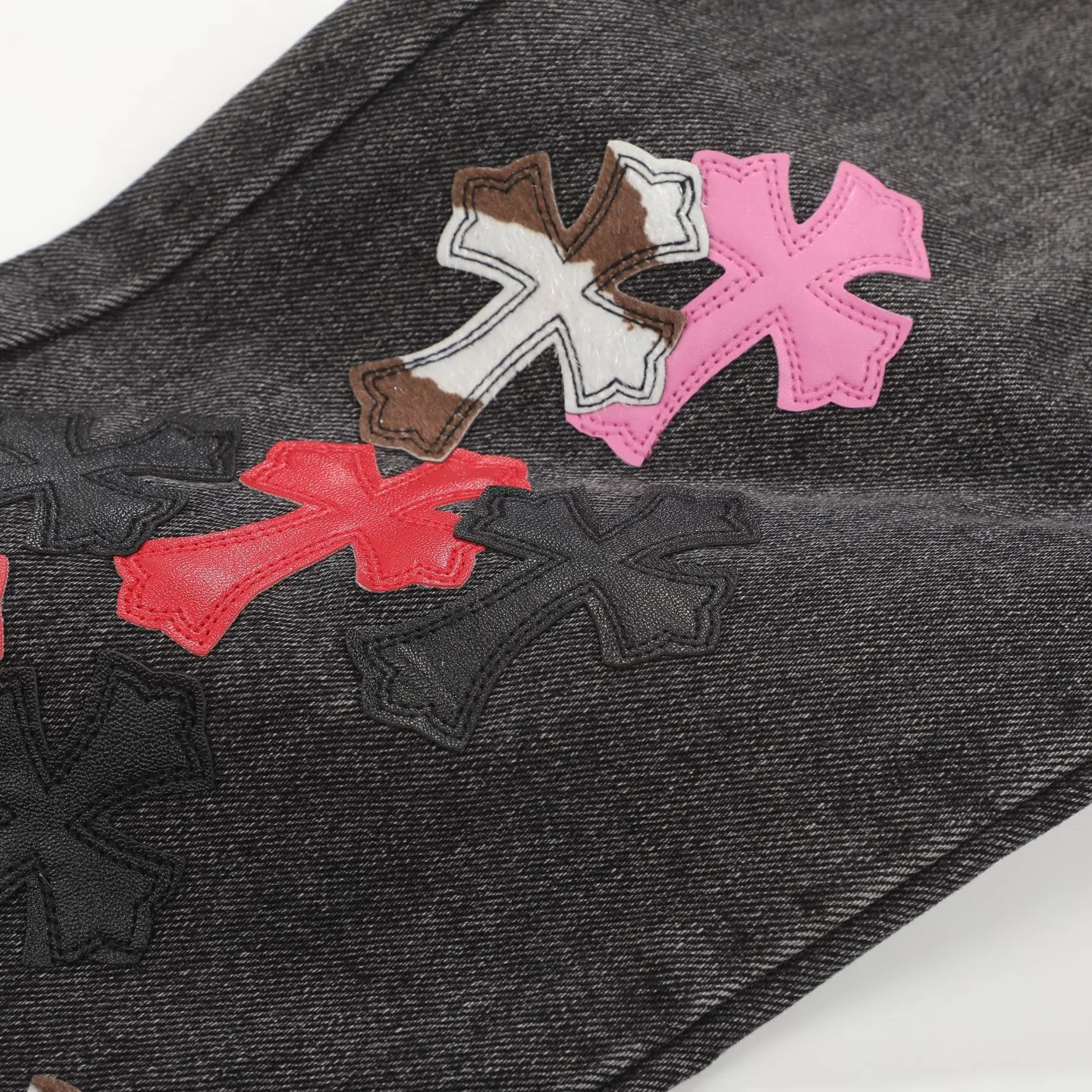 P300 Chrome Hearts CH Chrome Hearts three-color patchwork leather grimace element rapper Nomi's same style cross jeans, truly restores the ultimate vintage texture (no original standard flat version) Italian special cowhide print and then cut, custom-made sheepskin three-layer thick line leather, the whole body is spliced in heavy water washing process, craftsmen hand-splash ink, you can see the details, three-dimensional cutting version, loose and comfortable, not picky about the figure, tall and slim, factory Seiko, original factory quality control, same style for men and women Can be matched with couples. Versatile recommendation. Must-have jeans for all seasons. Color: black Size: S-XL (28-36)